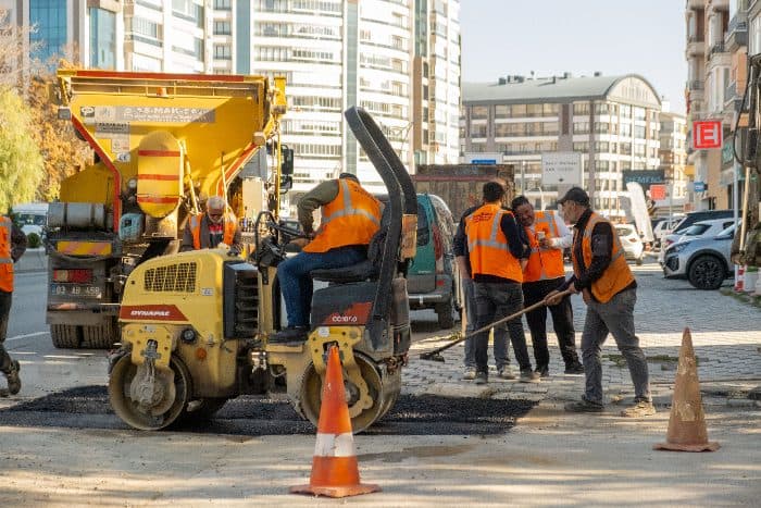 Une équipe de voirie au travail en ville