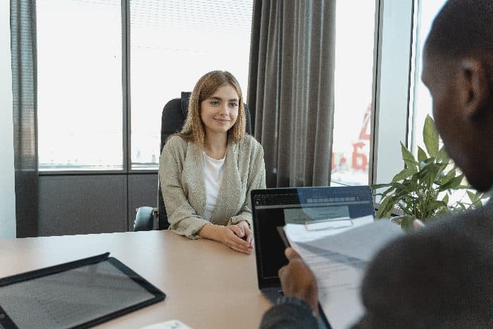 Une candidate en entrevue face à un recruteur